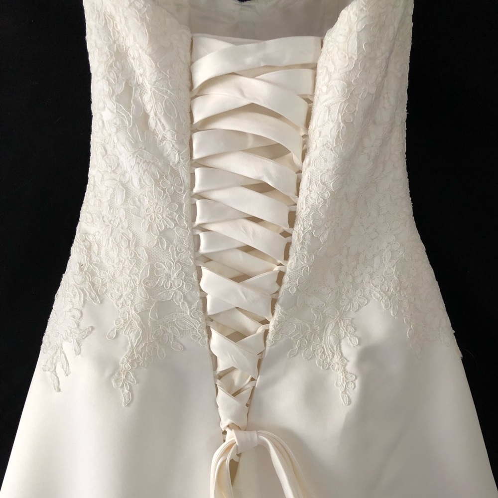 Brand new strapless ivory wedding dress
